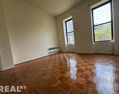 323a East 89th Street - Photo Thumbnail 3