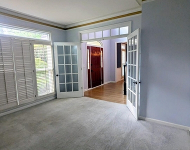 305 Windsor Place - Photo Thumbnail 4