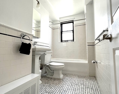 East 68 Street - Photo Thumbnail 3