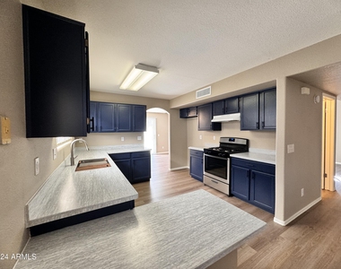10453 N 76th Drive - Photo Thumbnail 2