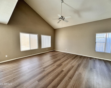10453 N 76th Drive - Photo Thumbnail 7