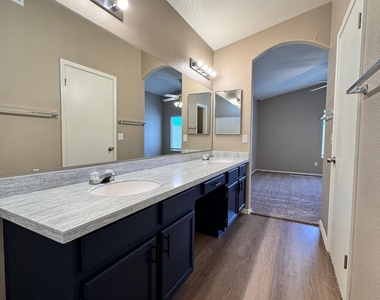 10453 N 76th Drive - Photo Thumbnail 16