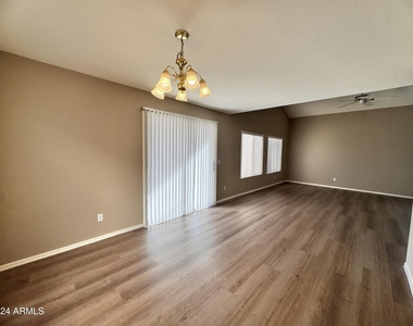 10453 N 76th Drive - Photo Thumbnail 4