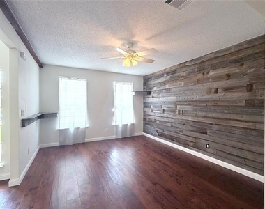 10109 Samantha Drive - Photo Thumbnail 2