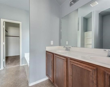 5313 Beacon Lane - Photo Thumbnail 12
