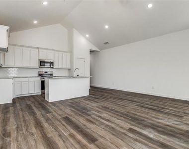 1025 Ray Drive - Photo Thumbnail 2