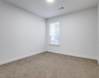 1025 Ray Drive - Photo Thumbnail 6