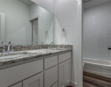 1025 Ray Drive - Photo Thumbnail 8