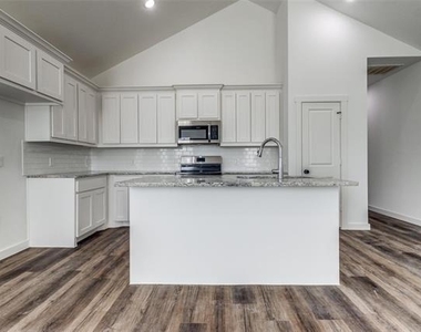 1025 Ray Drive - Photo Thumbnail 3