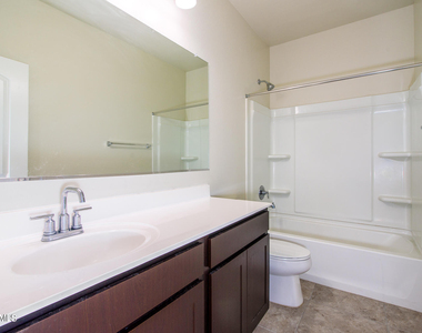 35445 W San Alvarez Avenue - Photo Thumbnail 16