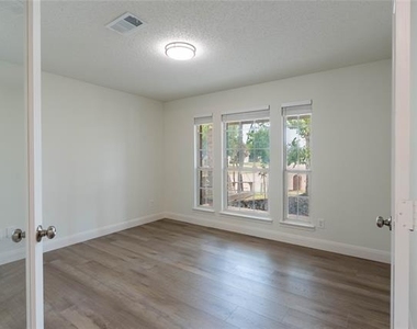 2304 Glenhaven Drive - Photo Thumbnail 3