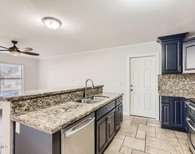 8834 W Willowbrook Drive - Photo Thumbnail 4