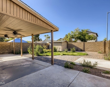 8834 W Willowbrook Drive - Photo Thumbnail 9