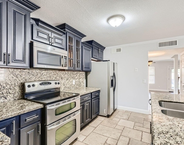 8834 W Willowbrook Drive - Photo Thumbnail 5