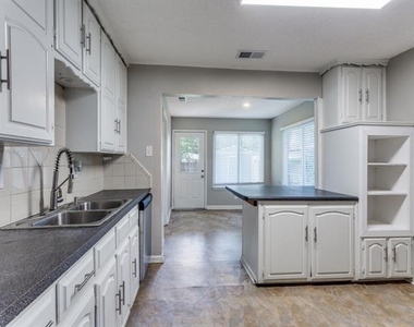 512 Bluebonnet Drive - Photo Thumbnail 5