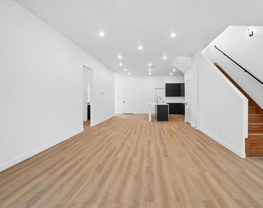 8924 Dunlap Street - Photo Thumbnail 9