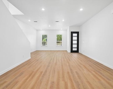 8924 Dunlap Street - Photo Thumbnail 7