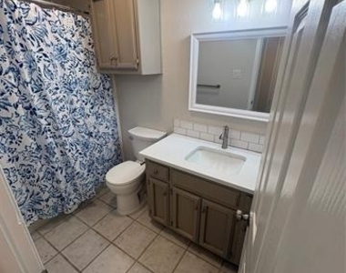 904 N Austin Street - Photo Thumbnail 8
