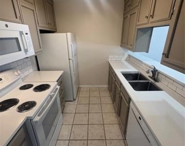904 N Austin Street - Photo Thumbnail 6