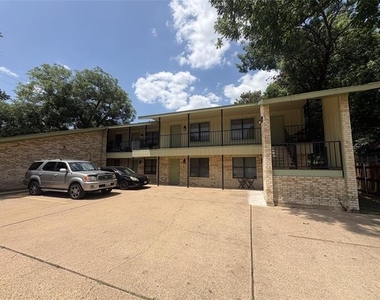 904 N Austin Street - Photo Thumbnail 16