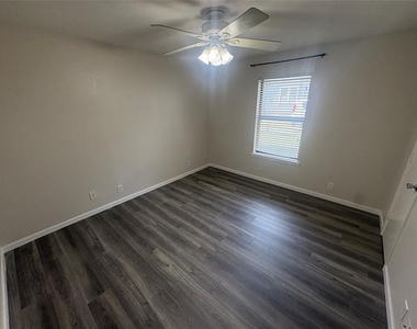 904 N Austin Street - Photo Thumbnail 11