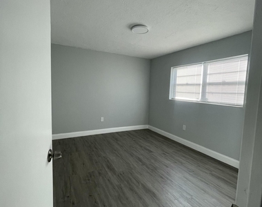 110 Se 7th Street - Photo Thumbnail 2