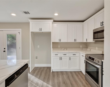 209 W 9th Street - Photo Thumbnail 12
