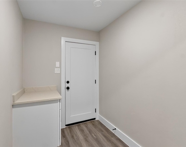 209 W 9th Street - Photo Thumbnail 24
