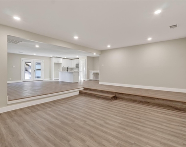 209 W 9th Street - Photo Thumbnail 3
