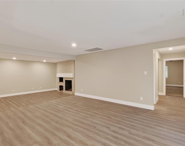 209 W 9th Street - Photo Thumbnail 7
