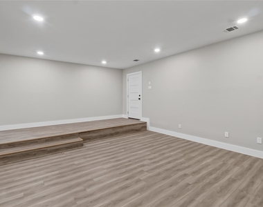 209 W 9th Street - Photo Thumbnail 4