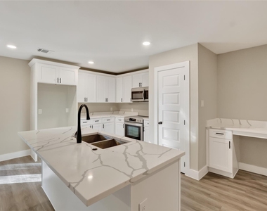209 W 9th Street - Photo Thumbnail 9