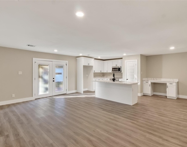 209 W 9th Street - Photo Thumbnail 5