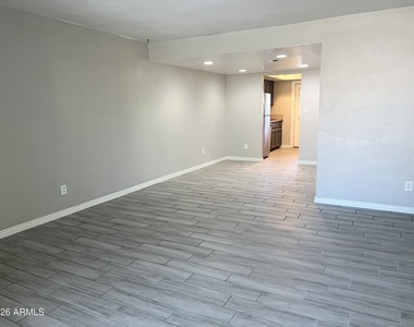 1927 E Hampton Avenue - Photo Thumbnail 2