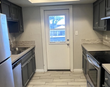 1927 E Hampton Avenue - Photo Thumbnail 4
