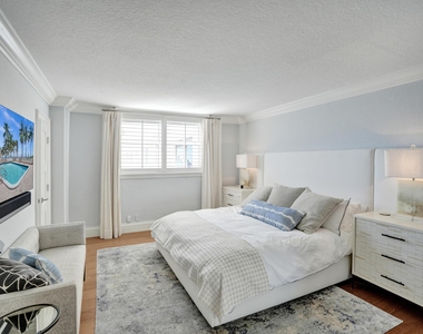 1051 Hillsboro Mile - Photo Thumbnail 5