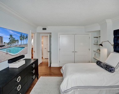 1051 Hillsboro Mile - Photo Thumbnail 9