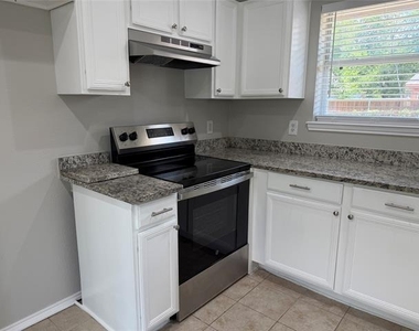 12905 Kleberg Road - Photo Thumbnail 5