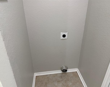 12905 Kleberg Road - Photo Thumbnail 7
