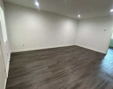 321 E 8th Street - Photo Thumbnail 4