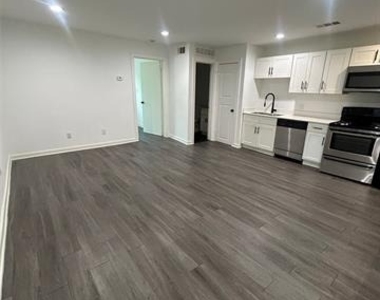 321 E 8th Street - Photo Thumbnail 3