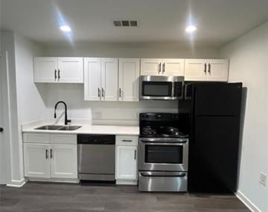 321 E 8th Street - Photo Thumbnail 5