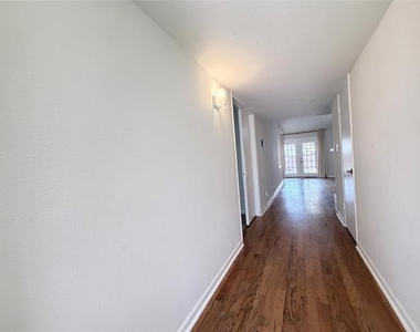 407 Ivy Way - Photo Thumbnail 2