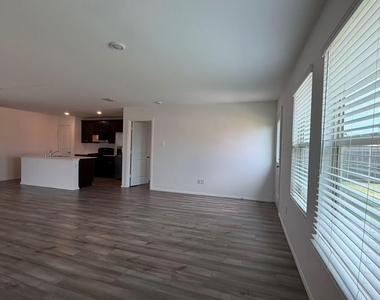 405 Laurenbrooke Drive - Photo Thumbnail 3