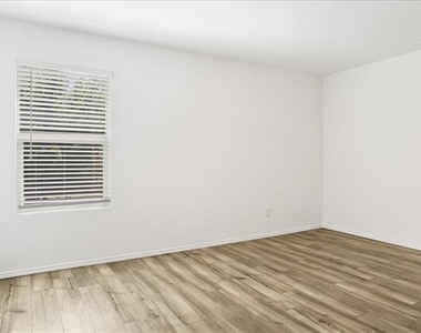 405 Laurenbrooke Drive - Photo Thumbnail 15