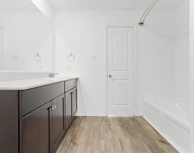 405 Laurenbrooke Drive - Photo Thumbnail 9