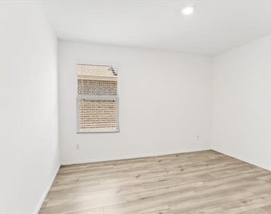 405 Laurenbrooke Drive - Photo Thumbnail 16