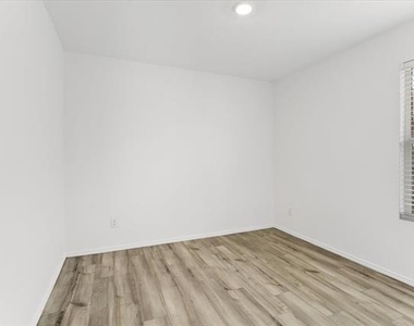 405 Laurenbrooke Drive - Photo Thumbnail 12