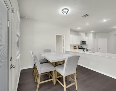 1117 Goldfinch Drive - Photo Thumbnail 7