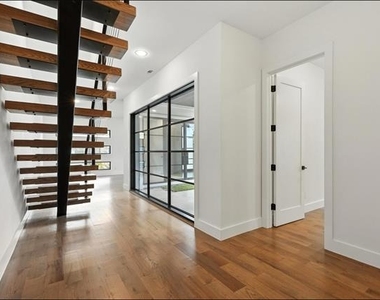 3523 N Versailles Avenue - Photo Thumbnail 10